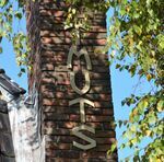 De bijnaam staat in aangepaste vorm zelfs op de schoorsteen.
<br/>
Richard Keijzer, 2014-10-28